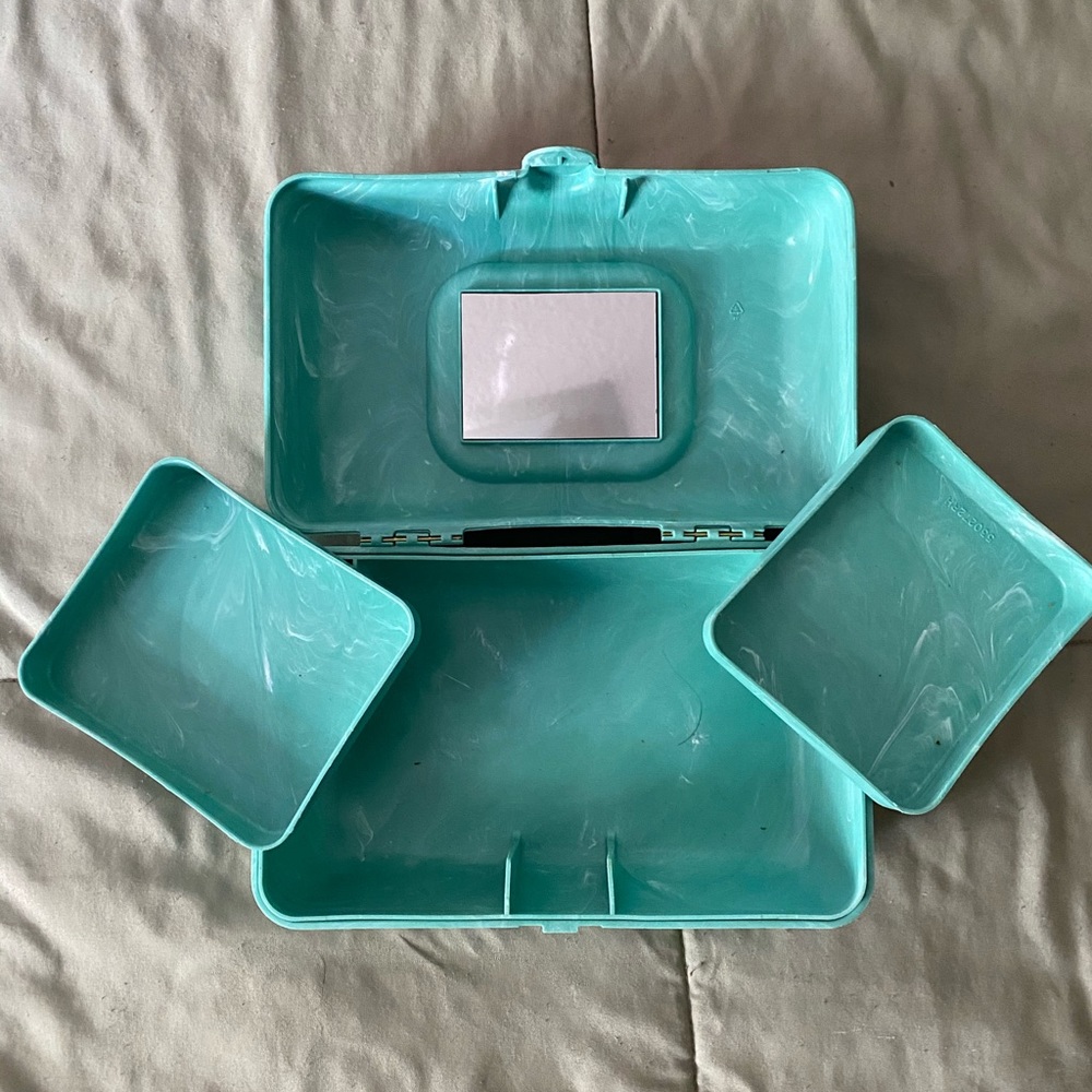 Makeup container - Picture 3 of 3